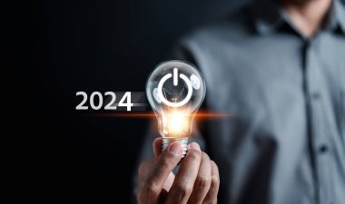 Yeni yıla 2024 hırsıyla ve geri sayım mutlu noeller ve mutlu yıllar, 2024 yılındaki planlama ve meydan okuma stratejisiyle başlıyoruz..