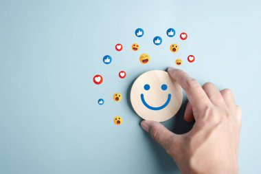 Sosyal medya ve dijital çevrimiçi sosyal medyada akıllı telefondan. Tatilde yaşamak ve sosyal medya oynamak. çevrimiçi pazarlama, teknoloji ağı kavramı.