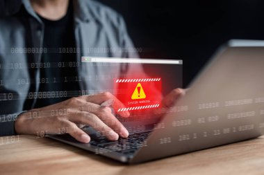 Akıllı telefondan uyarı işareti, güvenlik duvarına virüs saldırısı. Uyarı hatası ve bakım için. Ağ güvenliği zayıflığı, veri sızıntısı, yasadışı bağlantı ve bilgi tehlikesi.
