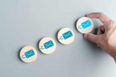 Müşteriye e-posta, iş bağlantısı ve iletişim, e-posta ikonu, e-posta pazarlama kavramı, e-posta ya da bülten gönderme, çevrimiçi çalışan internet ağı.