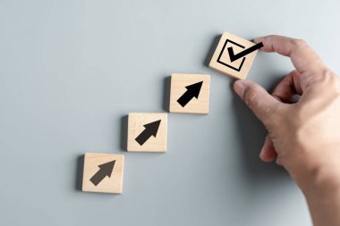 İş büyümesi başarısı PDCA kavramı, kalkınma planlama liderliği ve müşteri hedef grubu için basamak veya merdiven