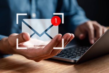 İş adamı dizüstü bilgisayarla müşteriye e-posta gönderiyor, iş bağlantısı ve iletişimi, e-posta simgesi, e-posta pazarlama kavramı, e-posta ya da bülten, çevrimiçi çalışan internet ağı.