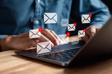 İş adamı müşteriye e-posta gönderiyor, iş bağlantısı kavramı.