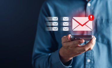 E- posta kutusunu ve spam virüsünü uyarın. Uyarı uyarısı: İnternet mektup güvenliği, çöp ve çöp postaları ve gizli bilgiler..