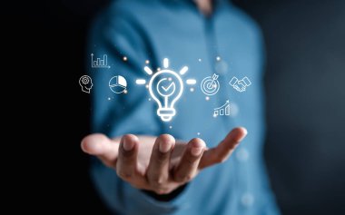 Zihin, yaratıcı, fikir, yenilik, motivasyon geliştirme planlama geliştirme liderliği ve müşteri hedef grup kavramını içeren ampul simgesi.