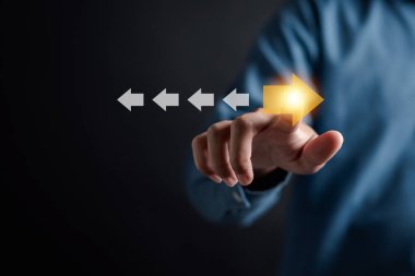 Turuncu oka ve farklı yönlere bakan beyaz okla iş akışı, teknoloji dönüşümü ve farklı düşünce konsepti..