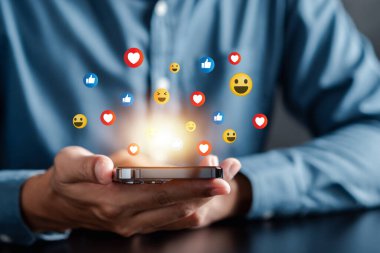 Sosyal medya ve dijital çevrimiçi içerik. Tatilde yaşamak ve sosyal medyada oynamak. çevrimiçi pazarlama, teknoloji ağı bağlantısı