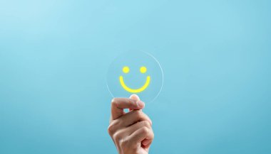 El ele tutuşmak Mutlu gülümseme, zihinsel sağlık olumlu düşünme ve büyüme zihniyeti, ruh sağlığı mutluluğa iyileşme duygusu.