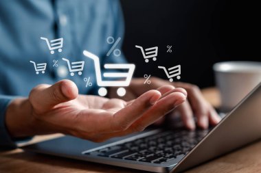 E-ticaret ve çevrimiçi alışveriş mağazası konsepti. İnternet üzerinden ürün satın alan ya da müşteriye hızlı nakliye yapan bir adam.