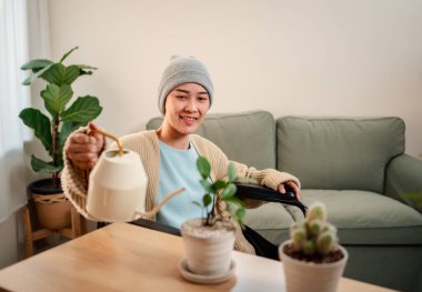 Genç bir kadın kanser hastası. Evinde mutlu bir yaşam tarzı var..