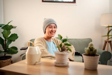 Genç bir kadın kanser hastası. Evinde mutlu bir yaşam tarzı var..