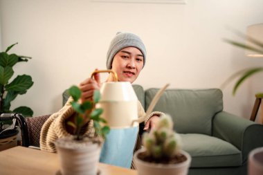 Genç bir kadın kanser hastası. Evinde mutlu bir yaşam tarzı var..