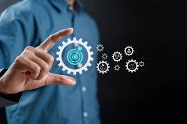 Geliştirme liderliği ve müşteri hedef grup kavramını planlamak için el ele tutuşma simgesi.