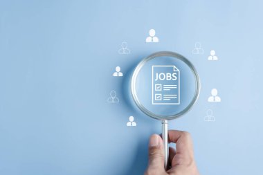 İş görüşmesi ve insan kaynakları ya da insan kaynakları. Seçici yeni kariyer toplama alanları. Çevrimiçi teknolojiyle adam topluyor. Özgeçmiş kaydı için işsizlik araması