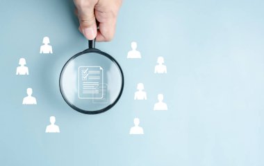 HRM veya İnsan Kaynakları Yönetimi, Büyüteç cam odağı, insan gelişimi işe alım liderliği ve müşteri hedef grup kavramının personel ikonları arasında yer alan yönetici iş ikonuna odaklanıyor.