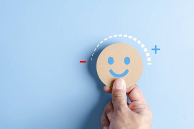 Gülen surat. Zihinsel sağlık olumlu düşünce ve büyüme zihniyeti, ruh sağlığı mutluluğa iyileşme duygusu.