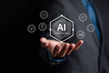 İş adamı ai teknolojisini kullanıyor. Yapay Zeka ile sohbet robotu üretiyor. Fütürist teknoloji, çevrimiçi sistemde robot. Gelecekte iş.