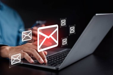 E- posta kutusunu ve spam virüsünü uyarın. Uyarı uyarısı: İnternet mektup güvenliği, çöp ve çöp postaları ve gizli bilgiler..
