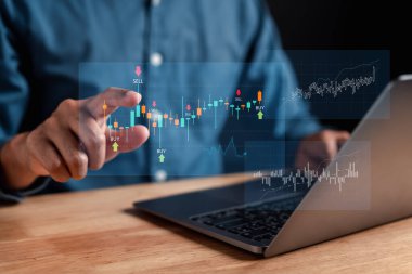 Ticaret verilerini analiz etmek için akıllı telefonu kullanarak borsa yatırımcıları borsa yatırımlarını takas ediyorlar. Yatırımcı analizi ve borsa grafiği ekranda. Finansal borsa.
