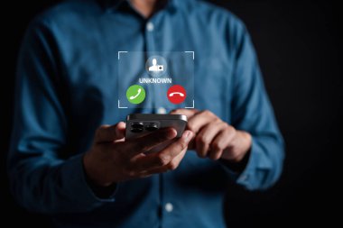 Bilinmeyen numara arama kavramı. Yabancıdan sahte telefon. Gelen çağrıya cevap veren adam. Çağrı merkezi çetesi, dolandırıcı ya da yabancı. Sahte kimlikli bir sahtekar..