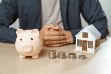 Gayrimenkul veya gayrimenkul finansal konseptine yatırım yapmak. İnsan, para kazanmak veya zenginlik yaratmak için ev modeli ile planlama stratejisi ve gelir karı hesaplar.
