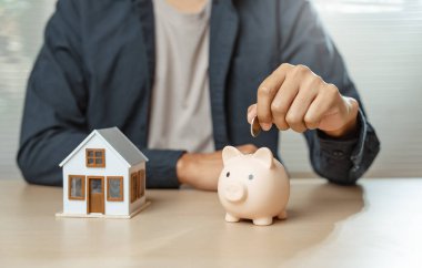 Gayrimenkul veya gayrimenkul finansal konseptine yatırım yapmak. İnsan, para kazanmak veya zenginlik yaratmak için ev modeli ile planlama stratejisi ve gelir karı hesaplar.