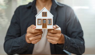 Gayrimenkul veya gayrimenkul finansal konseptine yatırım yapmak. İnsan, para kazanmak veya zenginlik yaratmak için ev modeli ile planlama stratejisi ve gelir karı hesaplar.