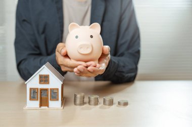 Gayrimenkul veya gayrimenkul finansal konseptine yatırım yapmak. İnsan, para kazanmak veya zenginlik yaratmak için ev modeli ile planlama stratejisi ve gelir karı hesaplar.