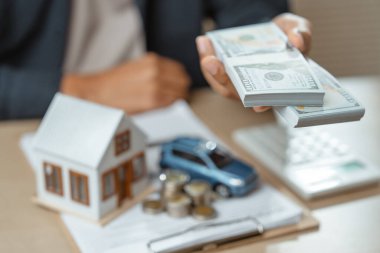 Sigorta acentesi sigorta ve araba tanıtımı ve satışı için imza atıyor. Erkek ajans sigortası ev ve araba alım satımında para hesaplar.