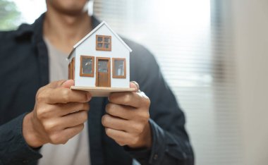 Gayrimenkul veya gayrimenkul finansal konseptine yatırım yapmak. İnsan, para kazanmak veya zenginlik yaratmak için ev modeli ile planlama stratejisi ve gelir karı hesaplar.