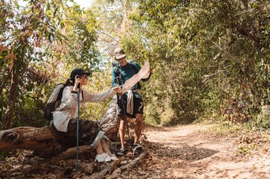 Yürüyüş Çifti Etkinliği dağlara tırmanma seyahat ve macera, doğada seyahat yaşam tarzı.