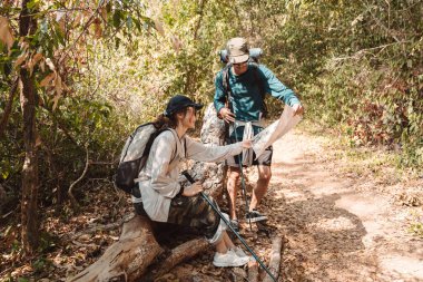 Yürüyüş Çifti Etkinliği dağlara tırmanma seyahat ve macera, doğada seyahat yaşam tarzı.