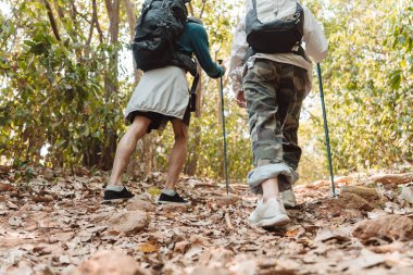 Yürüyüş Çifti Etkinliği dağlara tırmanma seyahat ve macera, doğada seyahat yaşam tarzı.