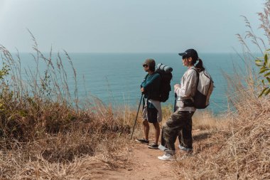Yürüyüş Çifti Etkinliği dağlara tırmanma seyahat ve macera, doğada seyahat yaşam tarzı.