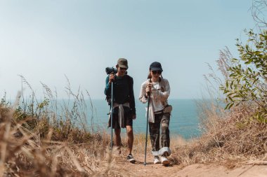 Yürüyüş Çifti Etkinliği dağlara tırmanma seyahat ve macera, doğada seyahat yaşam tarzı.