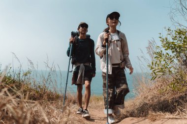 Yürüyüş Çifti Etkinliği dağlara tırmanma seyahat ve macera, doğada seyahat yaşam tarzı.