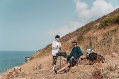 Yürüyüş Çifti Etkinliği dağlara tırmanma seyahat ve macera, doğada seyahat yaşam tarzı.