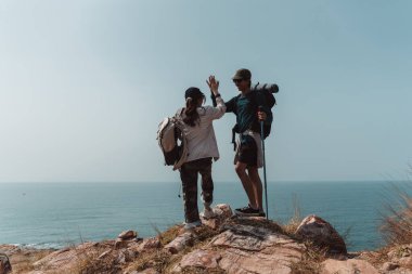 Yürüyüş Çifti Etkinliği dağlara tırmanma seyahat ve macera, doğada seyahat yaşam tarzı.