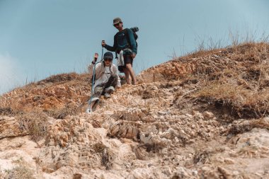 Yürüyüş Çifti Etkinliği dağlara tırmanma seyahat ve macera, doğada seyahat yaşam tarzı.