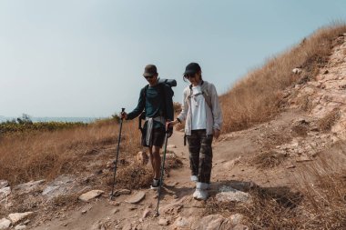Yürüyüş Çifti Etkinliği dağlara tırmanma seyahat ve macera, doğada seyahat yaşam tarzı.