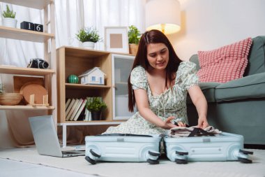 Kadın Hazırlama Bavulu Seyahat Yolculuğu Turisti Genç Bayan Gezgin Haftasonu Keyifli Yolculuk İçin Bavullarını Dikkatlice Topluyor