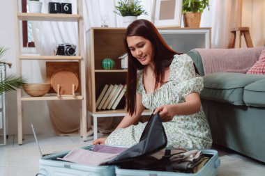 Kadın Hazırlama Bavulu Seyahat Yolculuğu Turisti Genç Bayan Gezgin Haftasonu Keyifli Yolculuk İçin Bavullarını Dikkatlice Topluyor