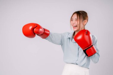 Kadın Kickboks Egzersizi Arka plan Gücü Güçlü Antrenman Eldiveni, Hareketteki Güçlü Kadın Atleti Beyazların Arkaplanındaki Formda ve Kararlılığını Gösteriyor