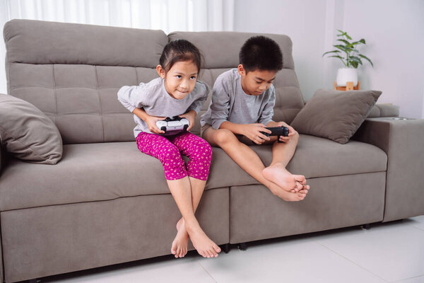 Детская азиатская игра Друзья видео игры Мальчик Развлечения видео игры, веселый момент друзей обмена смех и конкуренции во время игры вместе в помещении в уютной гостиной
