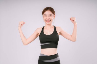 Fitness Egzersizi Kadın Portresi Beyaz Portre Kadın Aktif Kıyafet Uygun, Kendine güvenen ve Enerjik Kadın Sporcu Beyaz Arkaplanda Sağlıklı Bir Yaşam Tarzını Kucaklıyor