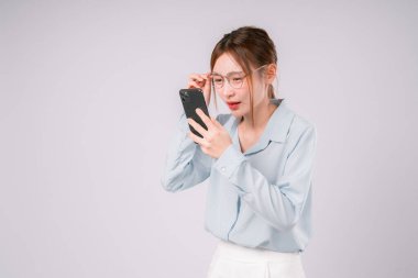 Kadın Problemi Göz Myopia Akıllı Telefon Görüntüsü Kötü Kadın Bakışı, Akıllı Telefon Kullanımı 'ndan Bulanık Görüş ile Mücadele, Yansıyan Göz Zekası ve Beyazların Arkaplanındaki Optik Bakıma İhtiyaç