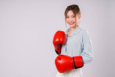 Kadın Kickboks Egzersizi Arka plan Gücü Güçlü Antrenman Eldiveni, Hareketteki Güçlü Kadın Atleti Beyazların Arkaplanındaki Formda ve Kararlılığını Gösteriyor