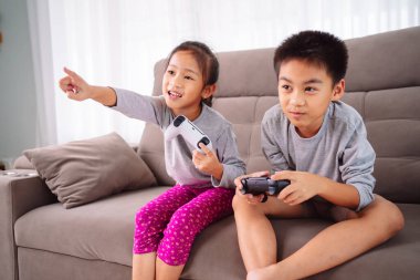 Çocuk Asyalı Oyuncular Video Oyunu Arkadaşları Kız Eğlencesi Video Oyunu, Arkadaşların Eğlencesi Gülüşmeler ve Yarışmalar İçerde Birlikte Oynarken Sıcak Oturma Odasında