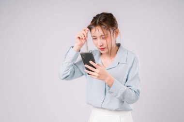 Kadın Problemi Göz Myopia Akıllı Telefon Görüntüsü Kötü Kadın Bakışı, Akıllı Telefon Kullanımı 'ndan Bulanık Görüş ile Mücadele, Yansıyan Göz Zekası ve Beyazların Arkaplanındaki Optik Bakıma İhtiyaç