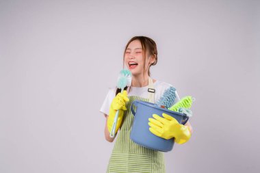 Eş Spreyle Temizlik Temizliği Meslek Ürünleri Bayan Temizlikçi İş Beyaz Arka planda